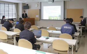 新潟大学のコーディネーターや研究者が解説した燕三条医工連携事業の説明会=三条市須頃1