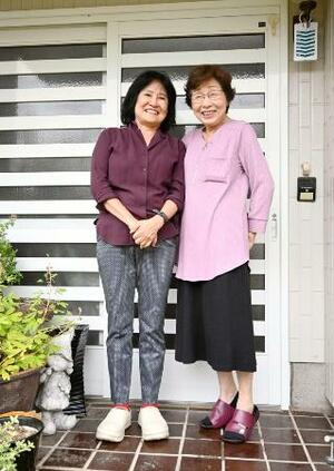 　一緒に暮らした家の玄関前で並ぶテュイ（左）と花崎みさを＝２０２４年９月、千葉県木更津市