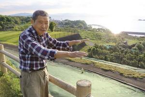 眼下に広がる不知火海を前に思いを語る中村雄幸さん=4月下旬、熊本県水俣市