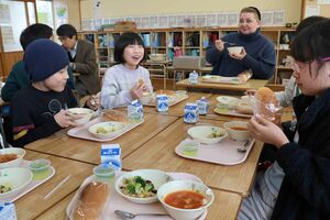 児童たちと給食を食べるイリナ・シェフチェンコさん(右から2人目)=小千谷市旭町の東小千谷小