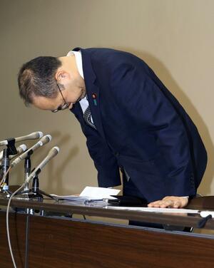 謝罪する細田健一衆院議員=4月4日、県庁