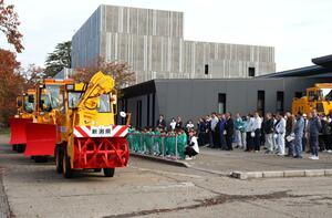 本格的な降雪期を前に迅速な作業や安全を誓った上越市と県の合同除雪出動式＝上越市本城町