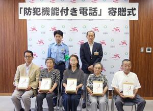 贈呈式が行われ当選者に電話機が贈られた=阿賀町役場