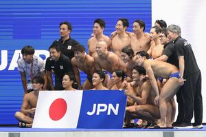男子9、10位決定戦 ルーマニアに勝利し、写真に納まる日本チーム=シンガポール(共同)