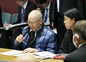 伊藤環境相との懇談で発言する水俣病患者連合の松崎重光副会長(左)=5月1日、熊本県水俣市