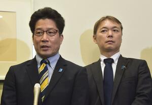 訪米を前に羽田空港で取材に応じる、拉致被害者家族会代表の横田拓也さん(左)と事務局長の飯塚耕一郎さん=4月29日