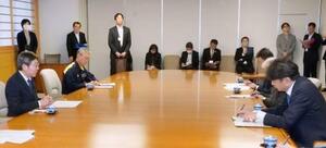 青森県庁を訪れ、むつ市の中間貯蔵施設への使用済み核燃料受け入れについて小谷知也副知事(左端)らに説明する東京電力ホールディングスの小早川智明社長(右端)=19日午後