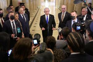 8日、ワシントンの米連邦議会議事堂で記者会見するイスラエルのネタニヤフ首相(中央)(AP=共同)