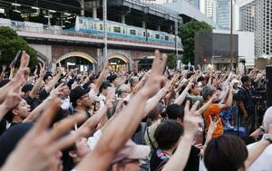 参院選が公示され、街頭演説に集まった人たち=3日、東京・新橋