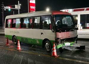 　事故を起こしたスクールバス＝２５日午後１０時５０分ごろ、大阪府河内長野市