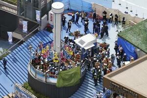 　点検中の作業員が、落下してきた遊具の一部に体を挟まれる事故があった東京ドームシティの現場＝２１日午後、東京都文京区（共同通信社ヘリから）