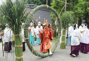 八海山尊神社の山開き神事。参拝者らがカヤで出来た「茅の輪」をくぐった=南魚沼市大崎