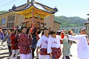 みこしが町内を巡行した江野神社祇園祭=7月7日、上越市名立区名立大町