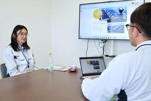 インターンシップをする緑水工業で担当者と打ち合わせをするモンゴルの高専生=長岡市高見町