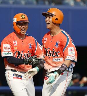 7回2死一、二塁 3点本塁打を放ち、喜ぶ片野優羽(右)=エコスタ(写真映像部・富山翼)