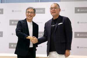 スノーピークの新たな代表取締役社長に就く水口貴文氏（左）と、代表取締役会長となる山井太氏＝３０日、東京都内