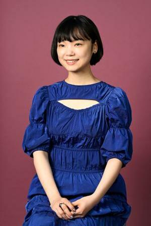 　「運転しながら後部座席の人と会話をする感覚が分からなかったので、クランクインの前にマネジャーさんと練習しました」と話す古川琴音