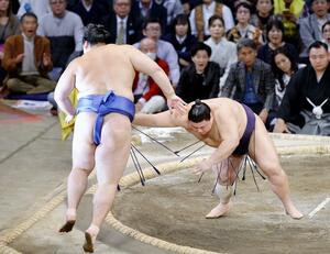 義ノ富士（右）が押し出しで大の里を破る＝福岡国際センター