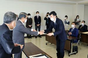 県議選に自民党から立候補する予定の新人らに公認証が手渡された交付式=新潟市中央区