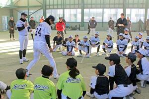 野球教室でベースの踏み方を指導するヤクルトの石川雅規投手(左)と岩田幸宏選手=燕市分水あけぼの1