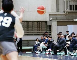 　ドラフト志望届提出選手による実戦形式の練習を視察する「Ｂリーグ・プレミア」参入クラブなどの関係者＝２０２５年１２月、東京都内