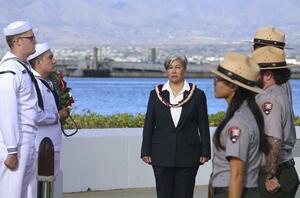7日、米ハワイの真珠湾で営まれた式典に出席したスザンヌ・バレスラム元米陸軍少将(中央)(共同)