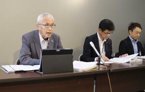 資金枯渇回避のための経営改革方針を発表した金井健一局長(左)ら病院局幹部=5月30日、県庁