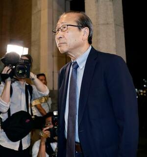 ノーベル化学賞の受賞が決まり、記者会見場に向かう京都大の北川進氏=8日午後7時34分、京都市左京区