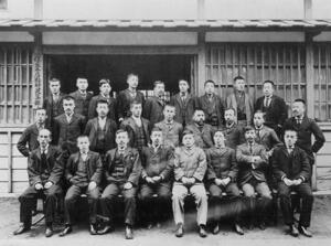 発足間もない頃の住友本店臨時建築部所員=1900年ごろ(住友史料館提供)