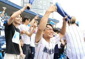 勝利の瞬間、歓喜に沸く新潟産大付のOBら。手前は2021年準優勝時の主将田村玲雄=7月26日、新潟市中央区のハードオフ・エコスタジアム