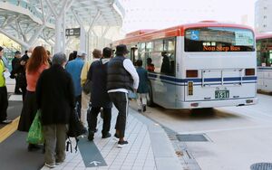 初の「バス無料デー」で混み合うバス乗り場=11月10日、新潟市中央区