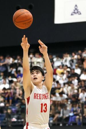 男子2回戦 開志国際-国学院久我山 第3クオーター、開志国際の髙橋歩路が3点シュートを決め、41-33==福岡県照葉積水ハウスアリーナ(写真映像部・大橋奎介)