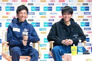 東京マラソンを前に行われたイベントで、笑顔を見せる鈴木健吾(左)と大迫傑=27日、東京都内