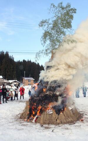 無病息災などを願って加茂市の大谷地区で行われた賽の神=加茂市下大谷