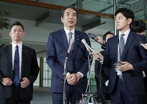 石破首相に辞表提出後、記者団の取材に応じる江藤農相=21日午前、首相官邸