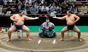 「百周年場所 古式大相撲と現代大相撲」で「三段構え」を披露する大の里(左)と豊昇龍の両横綱=7日、東京・両国国技館