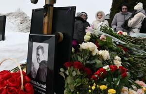 　命日に当たる１６日に多くの花が手向けられたナワリヌイ氏の墓＝モスクワ（共同）