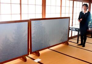 洋画家だった故・大西博さんのついたてを公開している旅館「香嶽楼」=妙高市赤倉