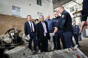 　ウクライナ・ポルタワで地雷除去に関する説明を受ける中込正志駐ウクライナ大使（手前左から２人目）＝１日（ウクライナ非常事態庁提供・共同）