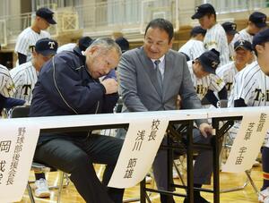 選抜出場が決まり、喜ぶ帝京長岡の芝草宇宙監督（中央）と涙を拭う浅川節雄校長（左）＝３０日、長岡市