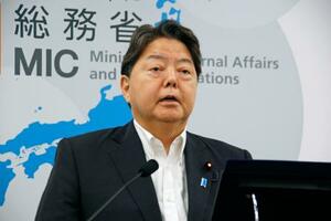 　閣議後記者会見に臨む林総務相＝２６日午前、総務省