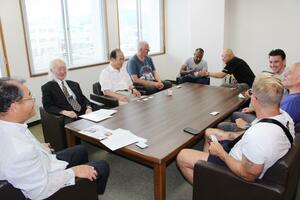 山口良信副市長と面会する英国とノルウェーの空手家ら=小千谷市役所