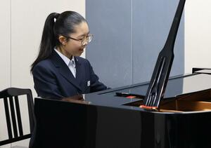 新潟小での集会に向け、楽曲を練習する樋口菜那さん=新潟市中央区