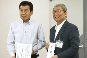 加茂市・田上町防火管理協会から目録を受け取った加茂市の山川雅己教育長(右)と記念品贈呈に対する感謝状を受け取った協会の山川敦会長=6月5日、加茂市幸町2