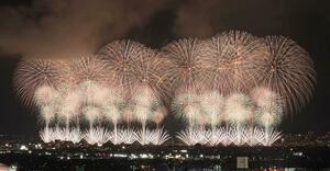 夜空を彩った長岡花火「復興祈願花火フェニックス」＝８月２日、長岡市