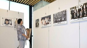 母ミヨシさんらの写真が並んだ展示を見つめる曽我ひとみさん=6日、佐渡市千種