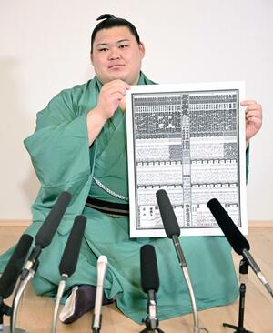 大相撲名古屋場所の番付表を手にする新横綱・大の里=6月30日午前、愛知県安城市