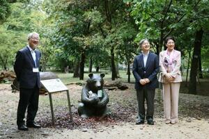 京都府立植物園を視察される天皇、皇后両陛下=4日午後、京都市左京区(代表撮影)