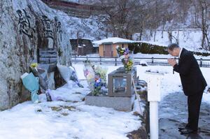 土石流災害の慰霊碑に手を合わせる糸魚川市の久保田郁夫市長＝６日、糸魚川市大所