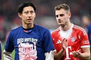 　レーバークーゼン戦で勝利しチームメートと喜ぶバイエルン・ミュンヘンの伊藤（左）。出場機会はなかった＝レーバークーゼン（共同）